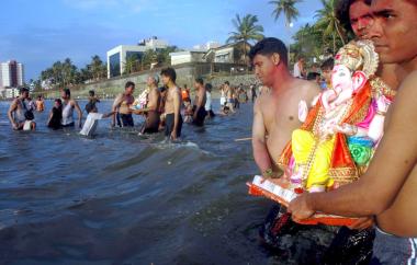 Devotos hindúes sumergen en el mar esculturas de la divinidad Ganesh en Bombay (Maharastra).