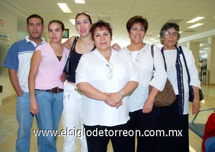 05092006 m Rosa Elena  Soto viajó a Italia, la despidieron Patricia, Karla, Jesús, Rosario y Victoria