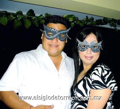 06092006 
 En blanco y negro Héctor Torres Leyón festejó su aniversario de nacimiento lo acompaña su esposa Adriana García de Torres