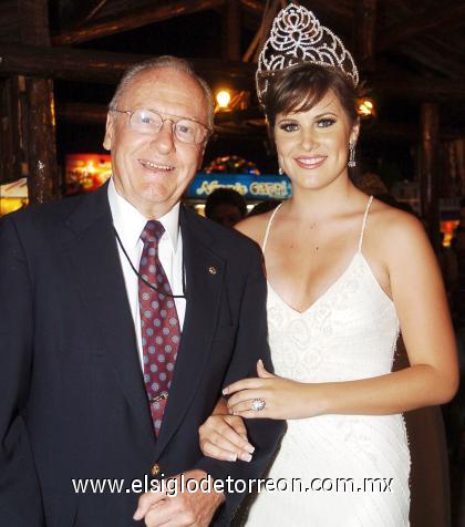 05092006 
 La Reina de la Feria de Torreón con su abuelito el señor Franz Von Bertrab Peters