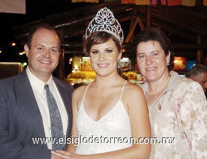 05092006 
 La Reina de la Feria de Torreón junato a sus padres Francisco Von Bertrab Espinosa y Claudia Galán de Von Bertrab