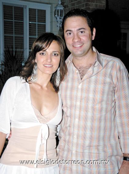 08092006 
Rocío Cabranes Pruneda junto a Manuel Villegas Camil se casarán en fecha próxima.
