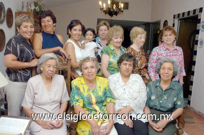 08092006 
Clara Angélica Sánchez Álvarez acompañada por un grupo de amistades.