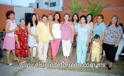 08092006 
Isabel Arteaga de Lechuga, acompañada de algunas asistentes a su fiesta de regalos.