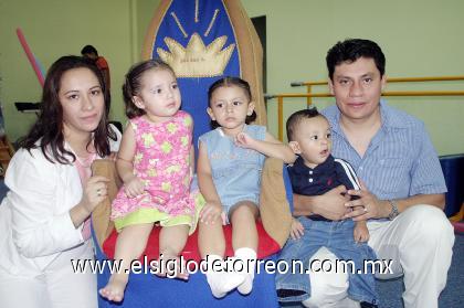 08092006 
Daniela Ramírez Caballero acompañada de sus papás, Ricardo e Hilda Ramírez, de su hermanito Alberto y de su amiguita Ana Carmen, en su fiesta de cumpleaños.