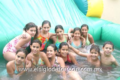 07092006

Nayibe Sabag Schroeder acompañada de sus amigos, en el convivio de cumpleaños que se le ofreció en días pasados.