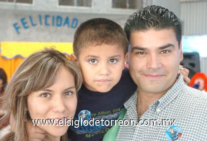 07092006
Alejandro Ramírez Armas con sus papás, Alejandro Ramírez Camacho y Azucena Armas Enrique, en el convivio que le organizaron por su cumpleaños en días pasados.