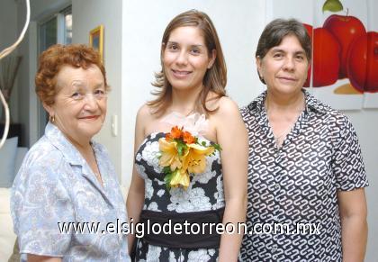 07092006

Ana Barrón Fraire acompañada de Sara Fraire de Barrón y Soledad Vda. de Ojeda, en su despedida de soltera.