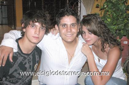07092006

Alberto, Ricardo y Jocelyn Cruz Rangel.