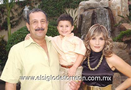 07092006

Sami Gidi Guerra acompañado de sus papás, Jacobo y Silvia de Gidi, en el convivio que le ofrecieron por su cumpleaños.