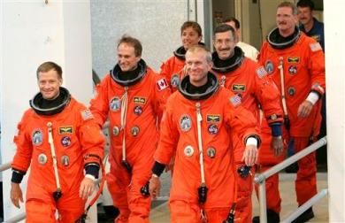 La misión STS-115 del 'Atlantis' está dirigida por el comandante Brent Jett, secundado por el piloto Christopher Ferguson y los especialistas Heidemarie Stefanyshyn-Piper, Joseph Tanner, Daniel Burbank y Steven G. MacLean, de la Agencia Espacial de Canadá.