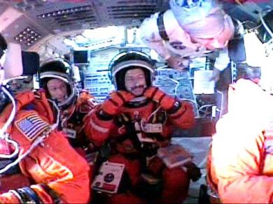 En tierra, la NASA centró su atención en varias cámaras dirigidas al Atlantis durante su ascensión, ante la posibilidad de que se desprendiera el material aislante que recubre el tanque externo de combustible, la avería que acabó con su predecesor Columbia.
