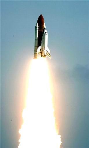 La construcción de la Estación Espacial se encontraba demorada desde que el Columbia se desintegró sobre Texas, muriendo sus siete astronautas durante su regreso a la Tierra, en febrero del 2003. Desde entonces, la NASA ha intentado encontrar la forma de evitar nuevos desprendimientos de material aislante rígido como el que dañó una de las alas de Columbia durante su lanzamiento.