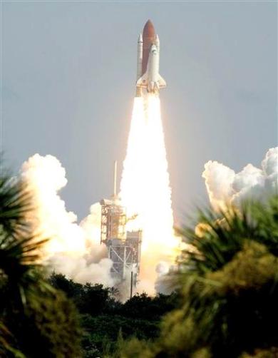 Atlantis lleva una de las cargas más pesadas lanzadas al espacio _ 17 toneladas y media se secciones del fuselaje que serán agregadas a la estación internacional. Incluye dos paneles solares que generarán electricidad para la estación orbital.