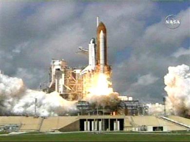 LA SALIDA


El transbordador 'Atlantis, tras dos semanas plagadas de aplazamientos, abandonó la plataforma de lanzamiento a las 11:15 a.m. con cielos parcialmente despejados desde la base de Cabo Cañaveral del Centro Espacial Kennedy.