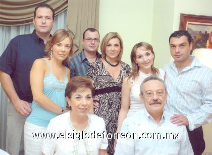 11092006

Integrantes de la familia Hinojosa Villar, en reciente reunión.