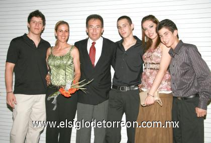 11092006

José Alejandro Madero, Irma Gloria Mercado de Saldaña, Federico Saldaña, Federico Saldaña M., Silvia Ramírez y Luis Fernando Saldaña, papás, hermanos y amiga de Irma Gloria Saldaña.