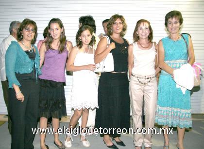 11092006

Leticia Martínez, Ana Lorena Saldaña, Larisa Saldaña, Lorena Dávila, Marliese Garza y Rosario Fernández, familiares y amigos de Irma Gloria Saldaña y Vania Bracho.