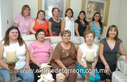 11092006

Por su regreso de la ciudad de Denver, Colorado de Mayela Roque de Rodríguez y con motivo del cumpleaños de Rebeca Orozco de González sus familiares les ofrecieron una alegre reunión.