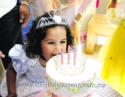 11092006

Qué mordida le dio Carlita Díaz Muñoz a su pastel.