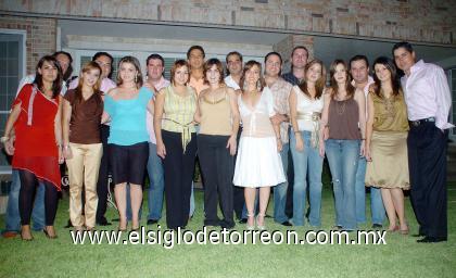 09092006

 En una velada tipo lounge, Manuel Villegas Camil y  Rocío Cabranes feron despedidos de su soltería por sus amigos