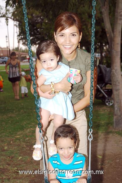 09092006 
Diego y Karla Méndez y Mari Sofi Fahur