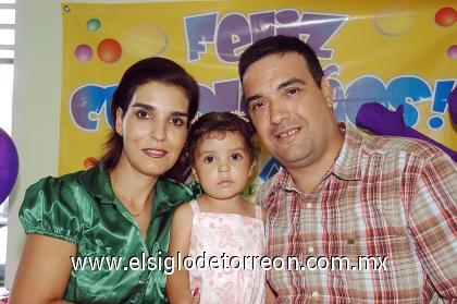 09092006 
 María Estela de Fernández y Ricardo Andrés Fernández Valadez festejaron a su hija María Sofía Ramírez con una alegre piñata