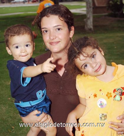 09092006 

 Nadia de Acosta, Regina y Eduardo Acosta