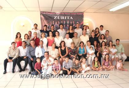 12092006

Con una fiesta sorpresa, la señora Guadalupe Moreno de Zurita festejó su 80 aniversario de vida acompañada de sus diez hijos, nietos, bisnietos y familia política.