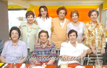 12092006

Marcela Aranda de Díaz de León, acompañada por algunas asistentes a su fiesta de canastilla.