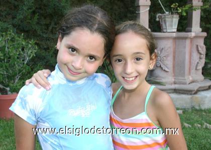 12092006

Bárbara Reyes Márquez acompañada por Ángela López Iduñate, el día que celebró su décimo cumpleaños