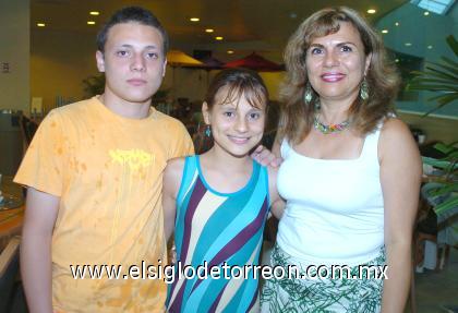 12092006

Paulette Guzmán del Valle, acompañada por su hermano y su mamá María Rosa de Guzmán.