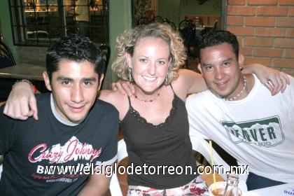 12092006

Jesse Ramírez, Alison Campbell y Hugo Estrada.