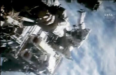 Tras terminar y al entrar en la cámara de despresurización, el centro de control de seguimiento de la NASA en Houston agradeció a ambos y les dijo que habían hecho 'una labor fenomenal.
