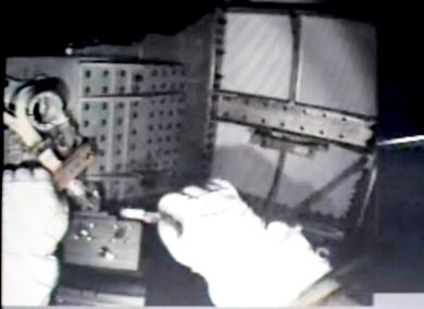A Tanner se le escapó, mientras trabajaba, una arandela, una tuerca y un muelle, la primera de las cuales salió al espacio.

Sin embargo, la tuerca y el muelle, según el astronauta, podrían haber ido a parar a alguna parte de la viga.