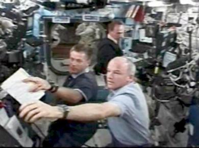 Entre las tareas estaba la retirada de varias tuercas y algunas cubiertas, y la conexión de 17 cables.



Durante su paseo espacial, ambos astronautas recibieron la asistencia desde el interior del Atlantis de Steve MacLean y Dan Burbank, mientras que Jeffrey Williams operó desde el interior de la EEI un brazo robótico instalado en el casco de la plataforma que ayudó a mover la viga instalada