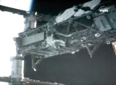 Las tareas desarrolladas por Tanner y Stefanyshyn-Piper se realizaron en menos tiempo del previsto, por lo que la hora de sobra que les quedó la usaron para realizar otros trabajos que estaban planeados para el próximo paseo espacial,