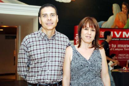 10092006 
Hugo y Mamuzy Herrera,.