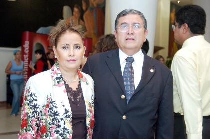 10092006 
Jesús Hernández y Norma de Hernández.