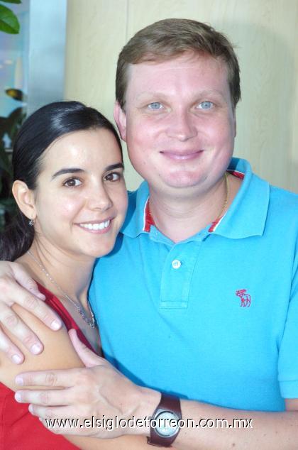 10092006 
María del Pilar Miñarro Medellín y Sebastián Kwapisz disfrutaron de una reunión.