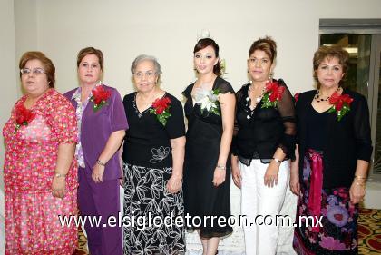 10092006 
Elizabeth acompañada por su abuelita, María de la Paz R. de De Anda y sus tías, Jesú, Paty y María Luisa de Anda.