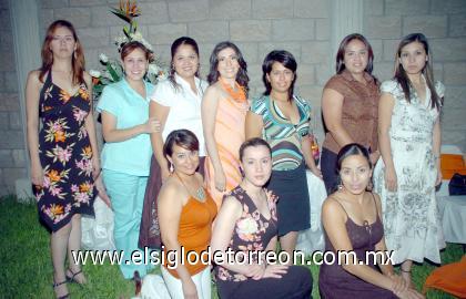 10092006 
Érika Irlanda García Mora en compañía de un grupo de amigas y familiares, en la despedida de soltera que le ofrecieron en días pasados.