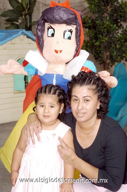 10092006 
Ileana Sofía Vázquez junto a su mamá, Ileana del Carmen Vázquez, en la fiesta de cumpleaños que le organizó por su cumpleaños.