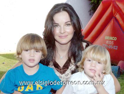 10092006 
Susana Cruz de Rubio son sus hijos Nicolás y Eddie Rubio Cruz.