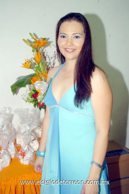 10092006 
Karla Tapia Villalobos contraerá matrimonio en breve.