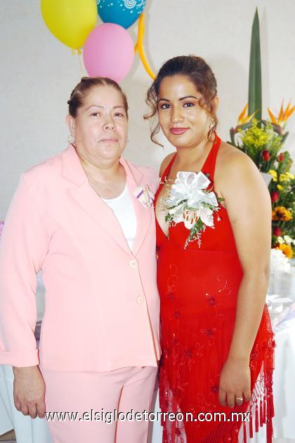 10092006 
La futura esposa al lado de su mamá, María Antonieta Moreno de Parra.