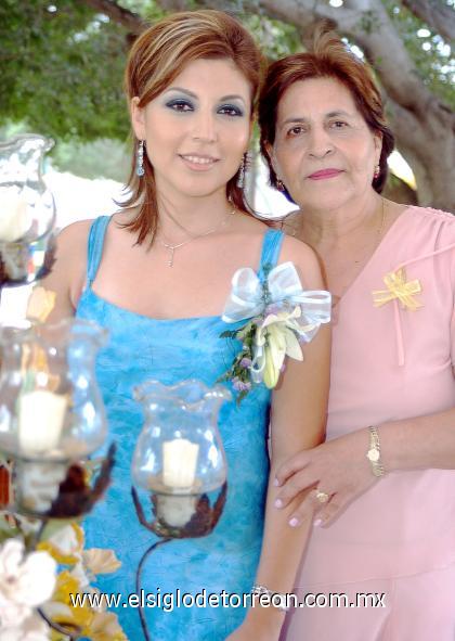10092006 
Maricela en compañía de su mamá, María del Socorro Morales de Miranda.