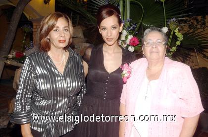 10092006 
Tatiana junto a su mamá, Olivia Rascón de Hernández y su suegra, Amalia Carlos de Reveles.