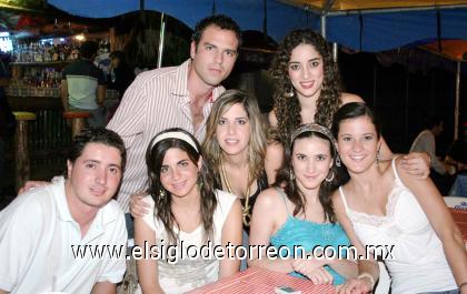 10092006 
Luis David Villalobos, Karen Rojas, David Madero, Ale Batarse, Luly Gallegos, Ale Maisterrena y Paty Llama, en reciente convivencia.