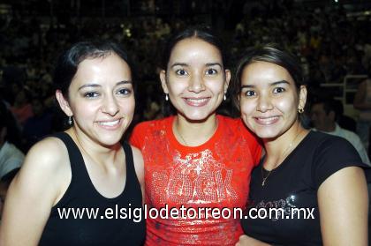 10092006 
Monse Burgos, Ivonne Márquez y Mónica Márquez.